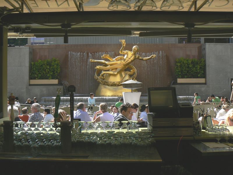 Rockfeller Center et The Top Of The Rock: Statue de Promethee vu du Rink Bar